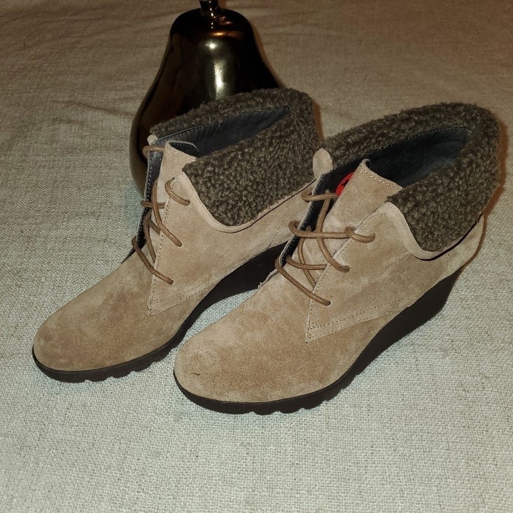 Donald Pilner suede boots